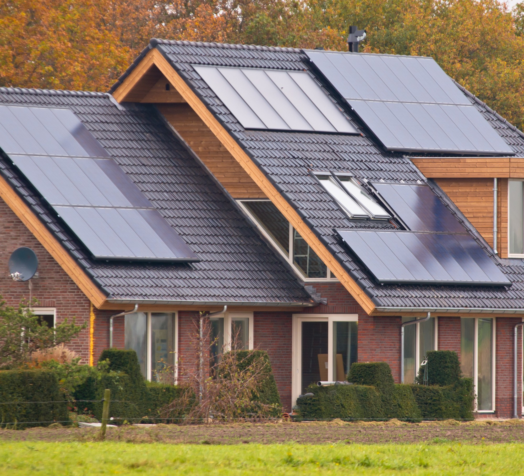 Ontario-home-with-solar-panels